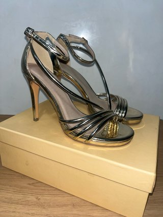 Zapatos de tacón dorados Menbur,un solo uso.