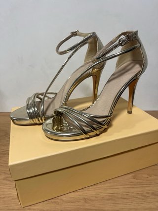 Zapatos de tacón dorados Menbur,un solo uso.