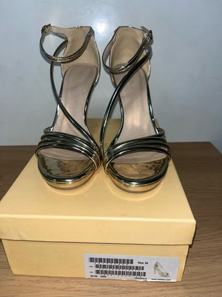 Zapatos de tacón dorados Menbur,un solo uso.