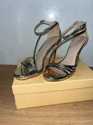 Zapatos de tacón dorados Menbur,un solo uso.