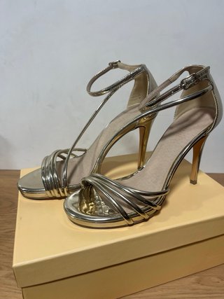 Zapatos de tacón dorados Menbur,un solo uso.