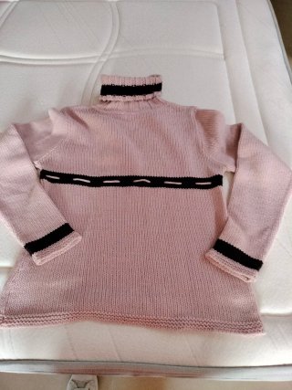 Jersey rosa cuello alto con detalles