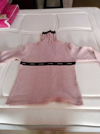 Jersey rosa cuello alto con detalles
