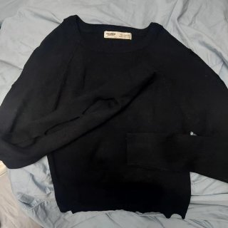 Jersey mujer negro Pull&Bear calado hombros T-S.