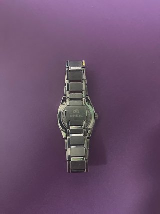 Reloj de pulsera plateado y azul verdadero