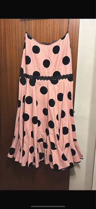 Falda rosa con lunares negros, muy poco uso