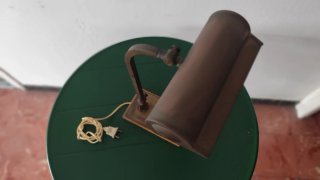 Lámpara vintage de escritorio de latón y madera