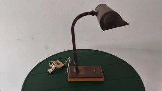 Lámpara vintage de escritorio de latón y madera