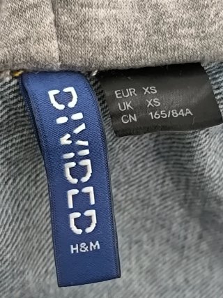 Chaqueta vaquera con capucha gris
