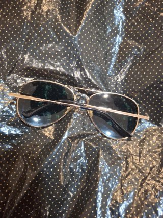 Gafas de sol aviador doradas y negras