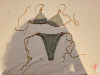 Bikini verde con detalles beige