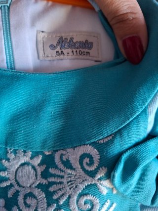 Vestido infantil azul verdoso con bordado