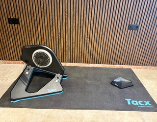 Rodillo Tacx Neo 2T + Neo Motion Plates