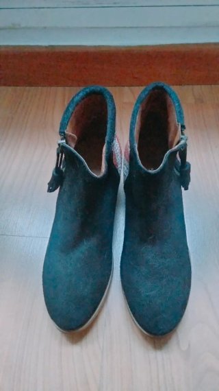 Botines negros piel vuelta nuevos. Talón bordado.