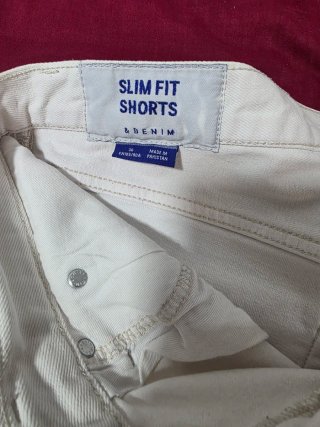 Pantalón corto H&M blanco desgarrado