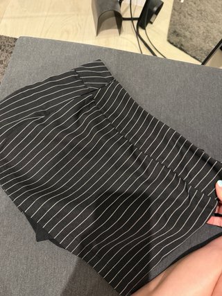 Falda negra con cinturón y cremallera
