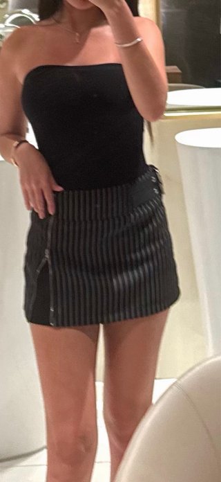 Falda negra con cinturón y cremallera