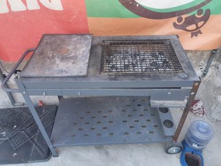 Barbacoa de metal con plancha
