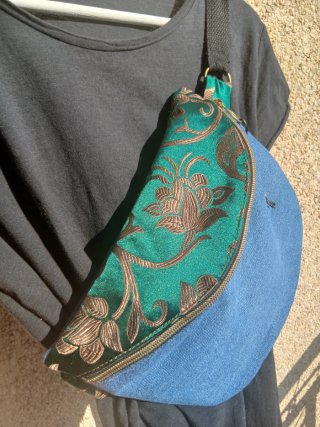 Bolso Riñonera Seda China Bordada y Denim