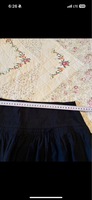 Falda negra bordada talla M