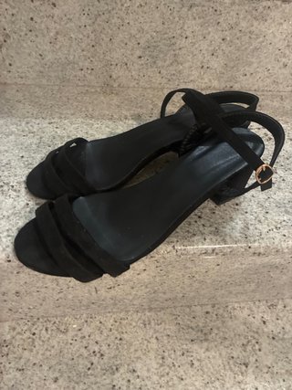 Sandalias negras tacón bajo