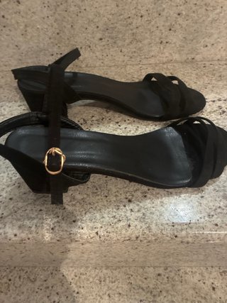 Sandalias negras tacón bajo