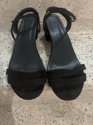 Sandalias negras tacón bajo