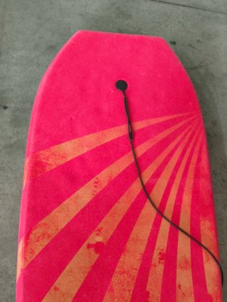 Tabla bodyboard roja con invento