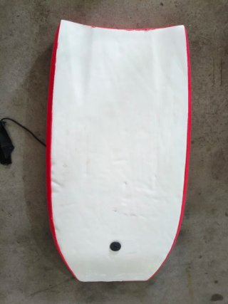 Tabla bodyboard roja con invento