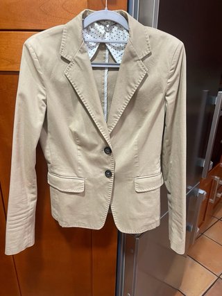 Americana entallada Marella beige
