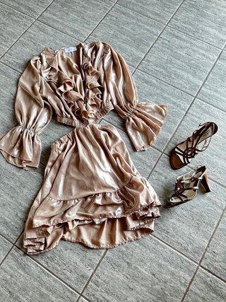 Completo elegante oro con volantes e scarpe