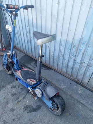 Patinete Eléctrico Azul con Asiento