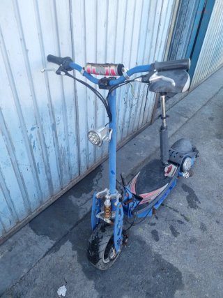 Patinete Eléctrico Azul con Asiento