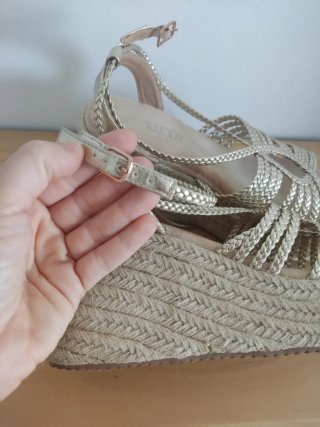 Sandalias doradas esparto cuña