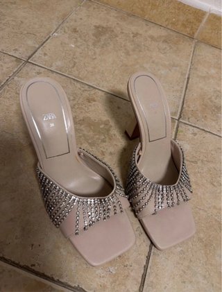 Sandalias Zara rosas con pedrería T.38
