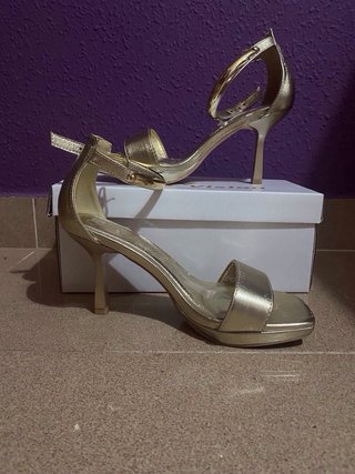 Zapatos de fiesta dorados tacón alto