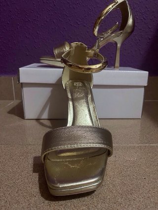 Zapatos de fiesta dorados tacón alto