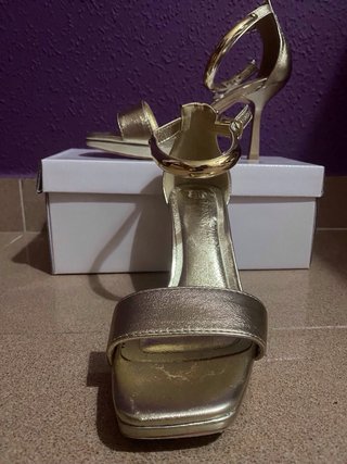 Zapatos de fiesta dorados tacón alto