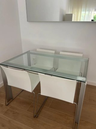 Mesa cristal y metal con 4 sillas