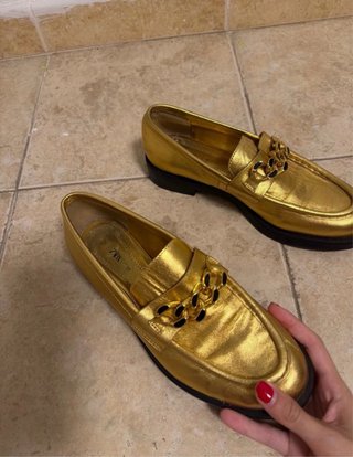 Mocasines dorados con cadena