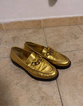 Mocasines dorados con cadena