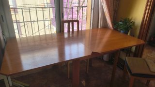 Mesa de comedor de madera