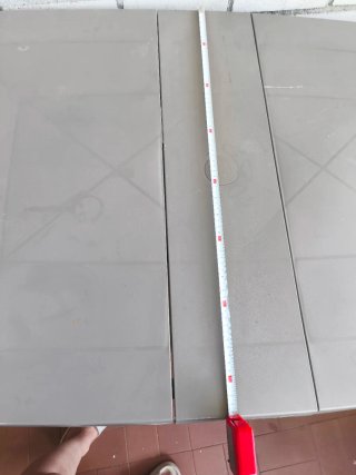 Tavolo pieghevole in plastica grigia