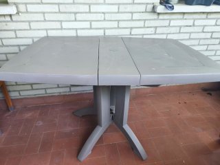 Tavolo pieghevole in plastica grigia