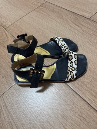 Sandalias de tacón con estampado animal