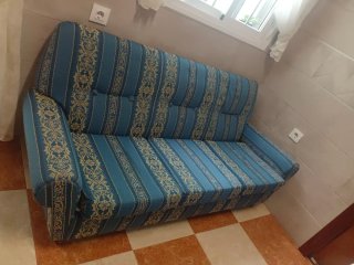 Sofá de tela azul y multicolor