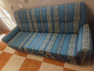 Sofá de tela azul y multicolor