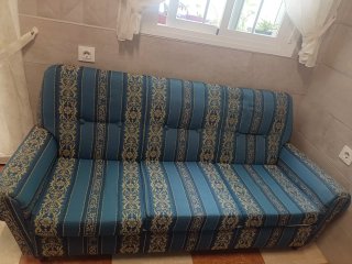 Sofá de tela azul y multicolor