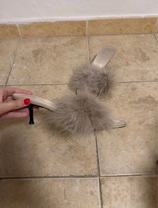 Sandalias pelo beige/gris