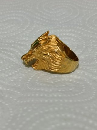 Anillo sello en forma de lobo en oro 24kl.
